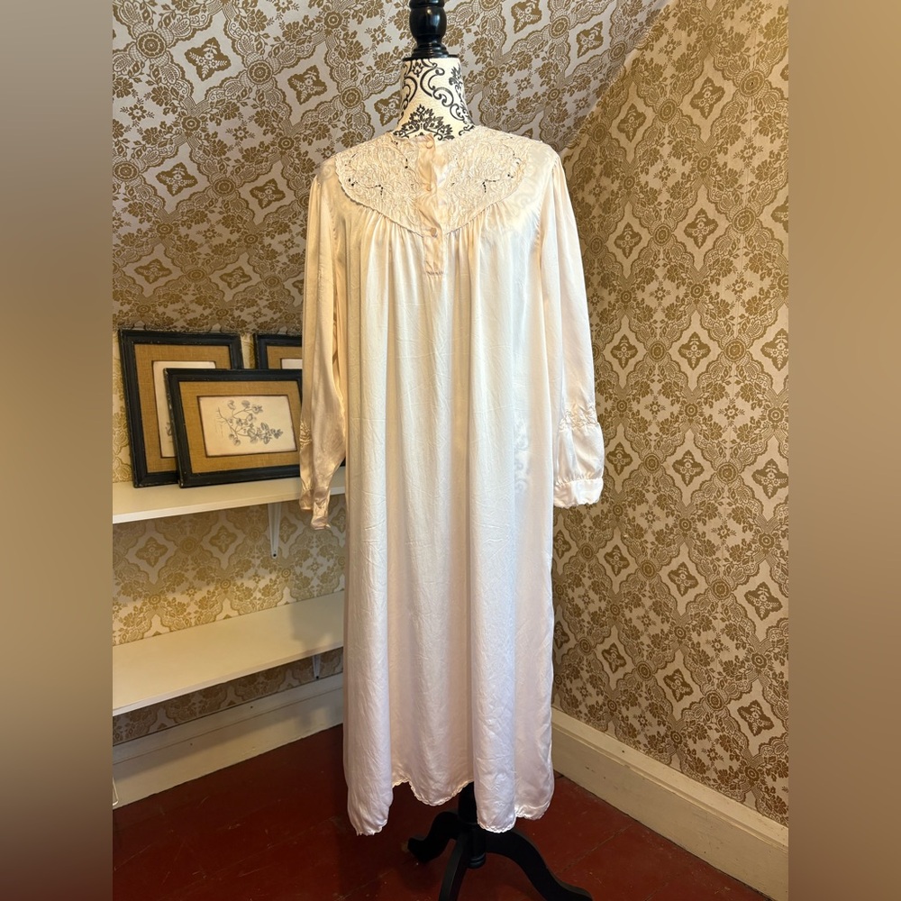 Elegant vintage 100% silk Italian Nightgown